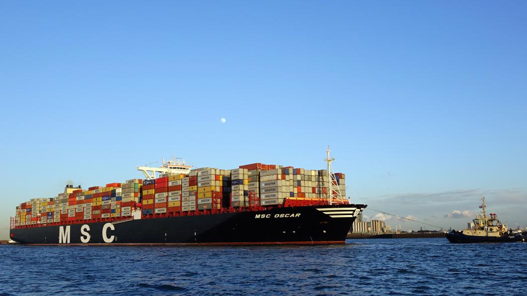 Een containerschip komt de haven van Rotterdam binnen