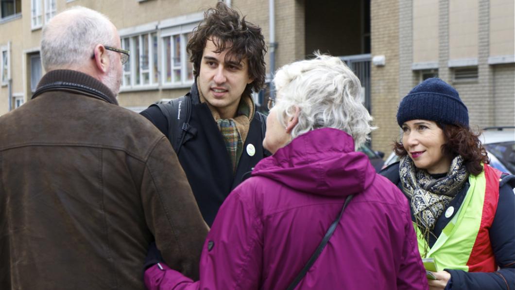 Jesse Klaver en Nevin Özütok in gesprek op straat in Amsterdam Oost Jesse Klaver in gesprek, Amsterdam Oost
