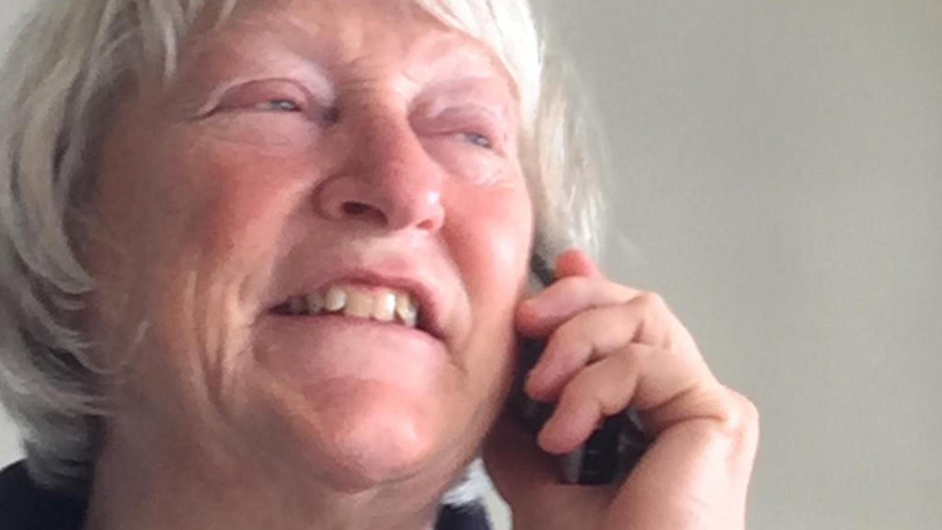 Hanneke aan de telefoon met daniel.jpg